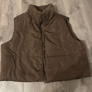 Women’s brown cropped puffer vest. Size 2XL